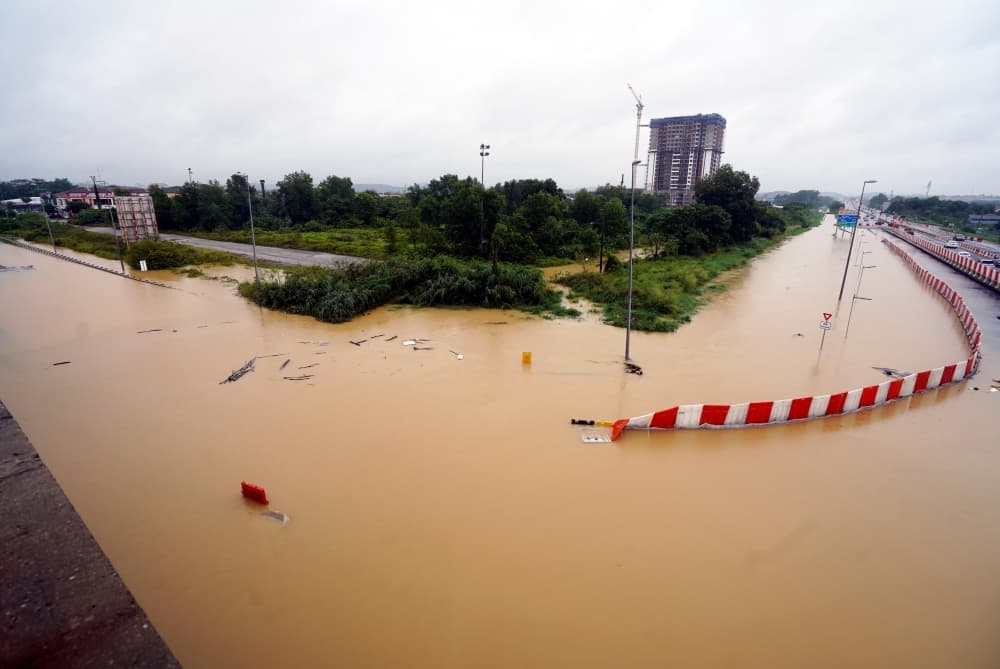 Malaysia floods: 33,428 evacuees across nine states as Terengganu cases surge (VIDEO)