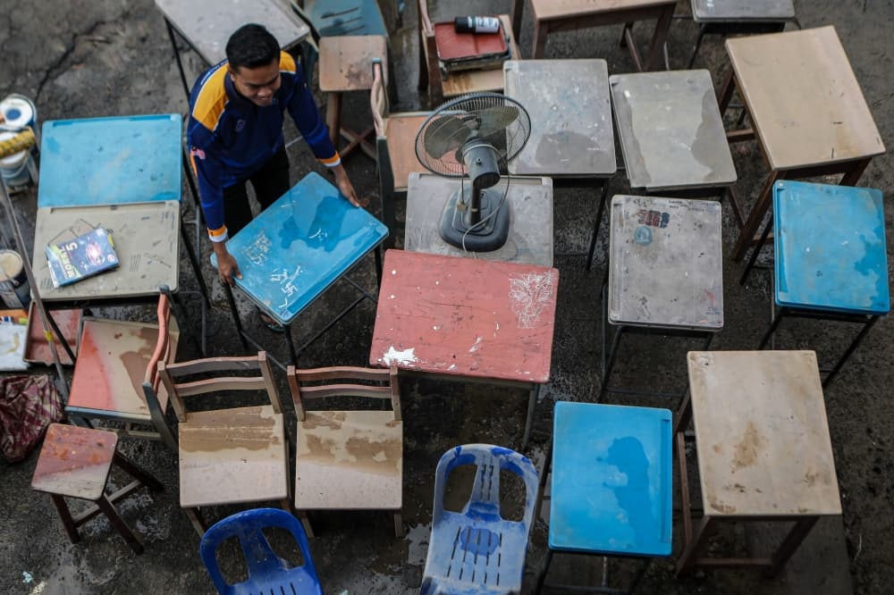 Flood-hit states report improving conditions and declining evacuee counts, while Selangor stands out with a midday rise