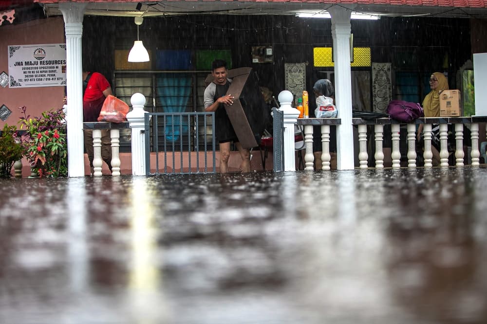 Flood crisis eases in seven states, yet Kelantan remains hard-hit with growing evacuee numbers