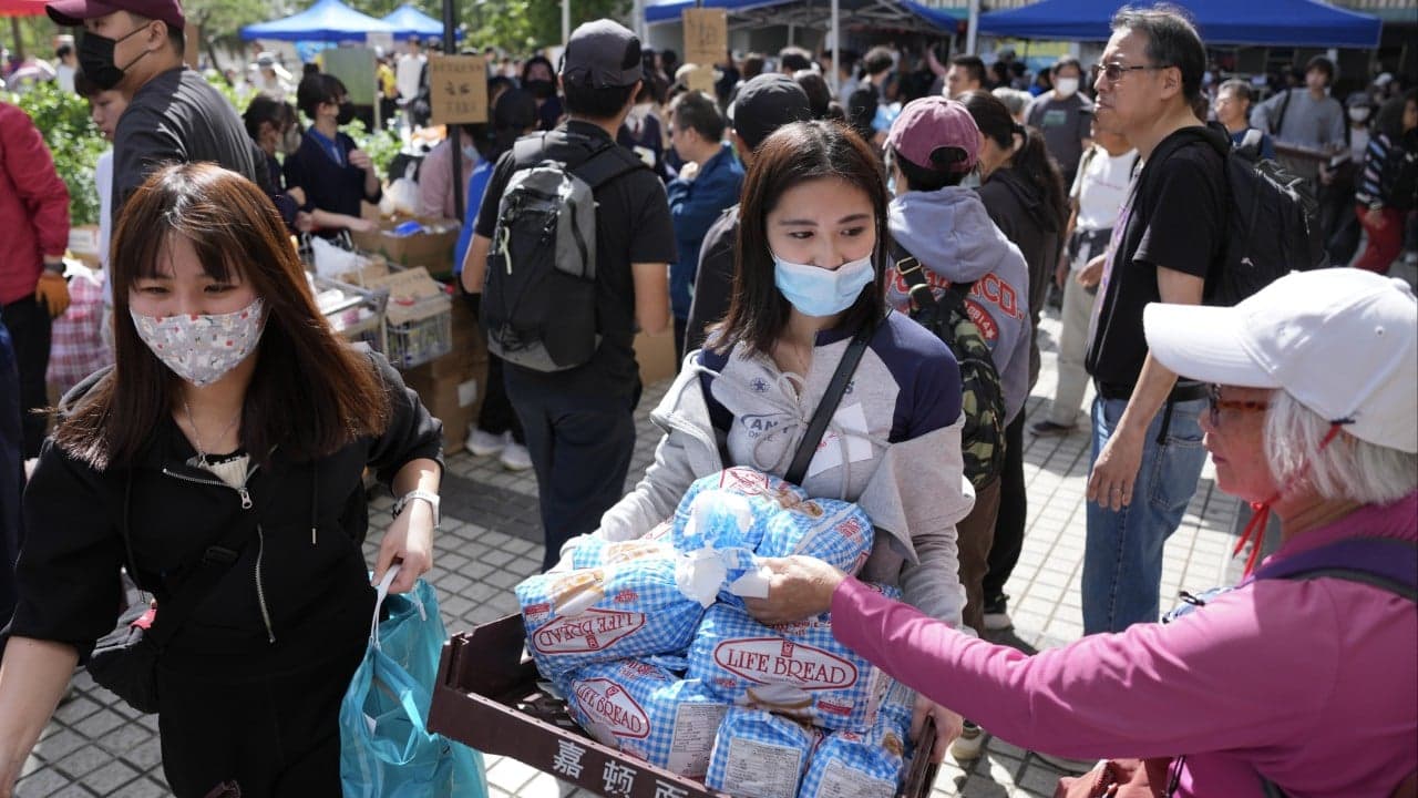 โHongkongersโ solidarityโ: volunteers pick up pieces for Tai Po fire victims