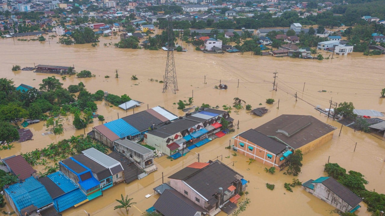 Thai flood victim bitten by deadly snake waits 32 hours for rescue