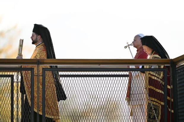 Pope reaches out to Muslims in visit to Istanbul’s Blue Mosque