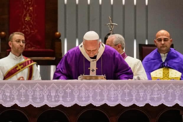 Pope visits Istanbul's Blue Mosque, focuses on unifying Christians