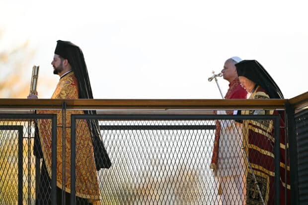 Pope visits Istanbul's Blue Mosque