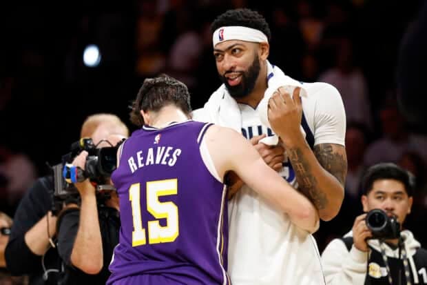 NBA: Mavs' Anthony Davis gets cheers, another loss in LA return